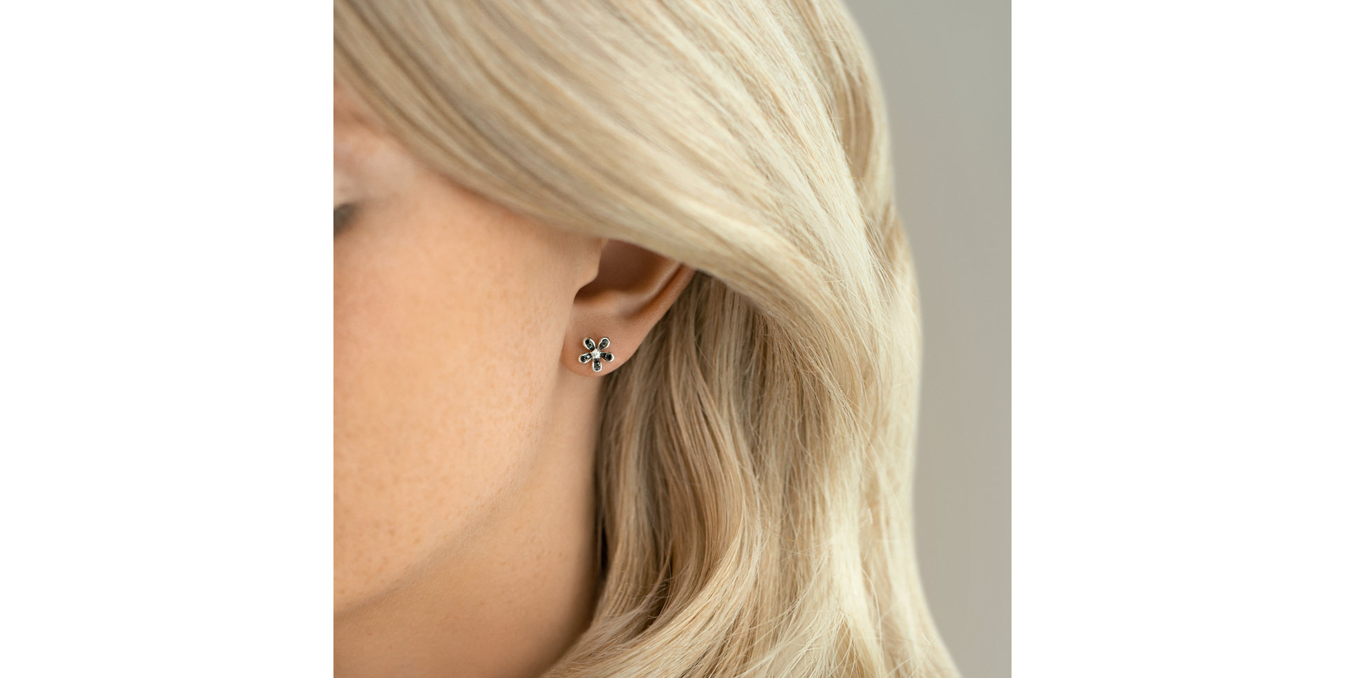 Earrings with black and white diamonds Dark Petals