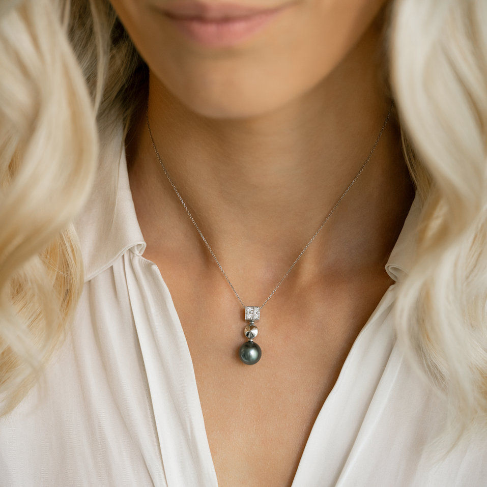 Diamond pendant with Pearl Tanigrei