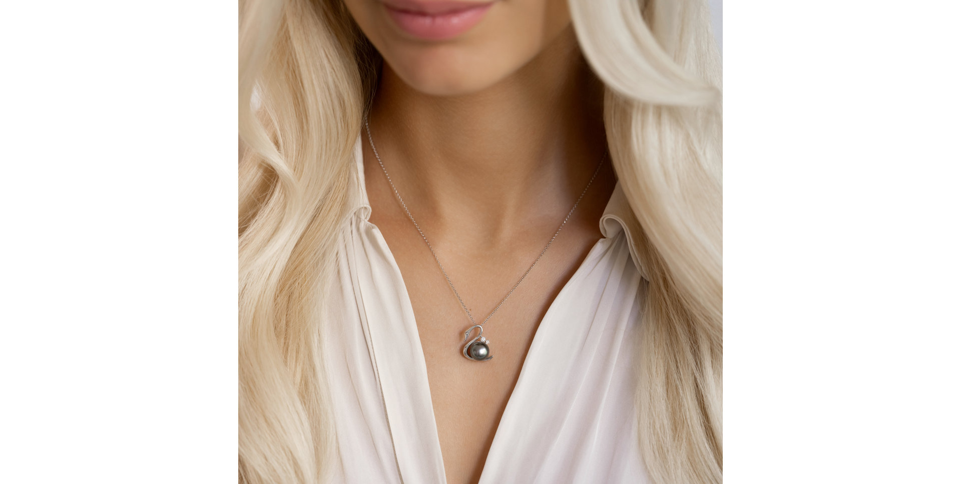 Diamond pendant with Pearl Nerinphe