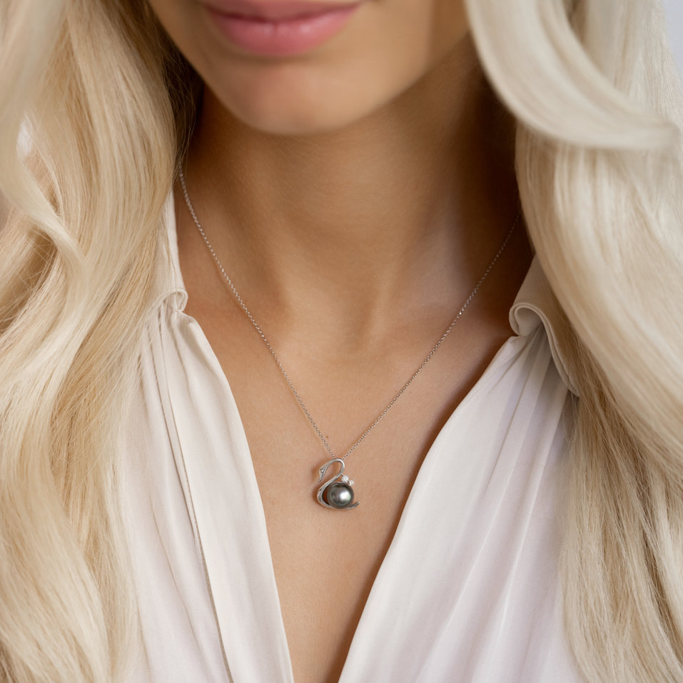 Diamond pendant with Pearl Nerinphe