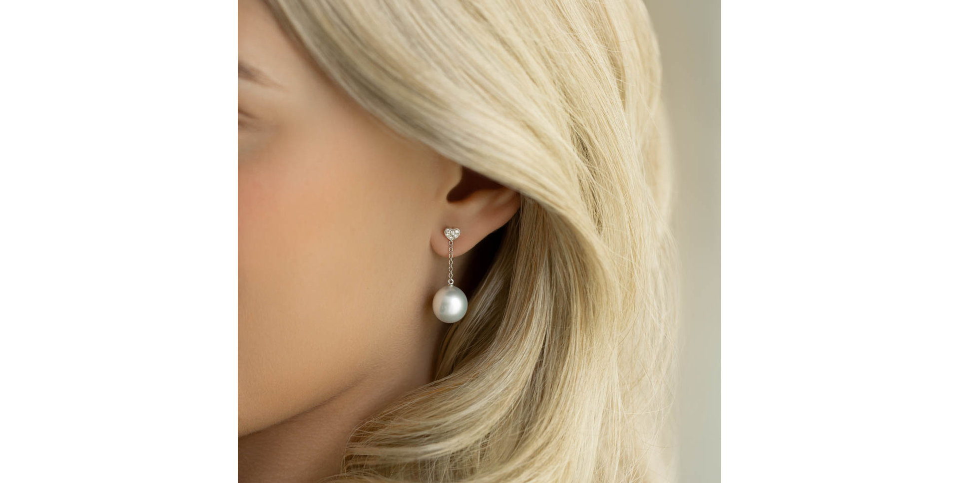 Diamond earrings with Pearl Morriane