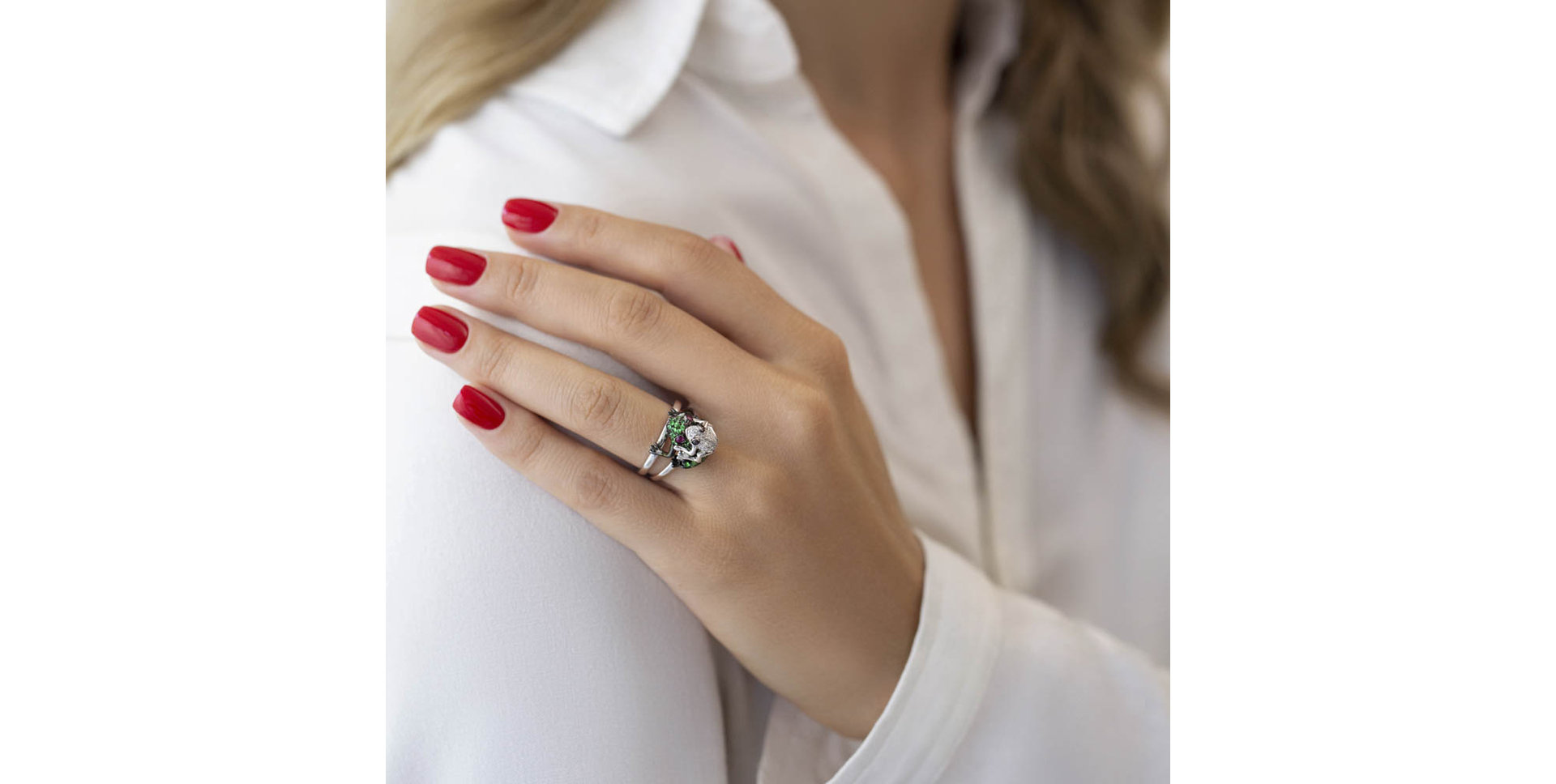 Ring with black and white diamonds, Sapphire and Garnet Frog Twins