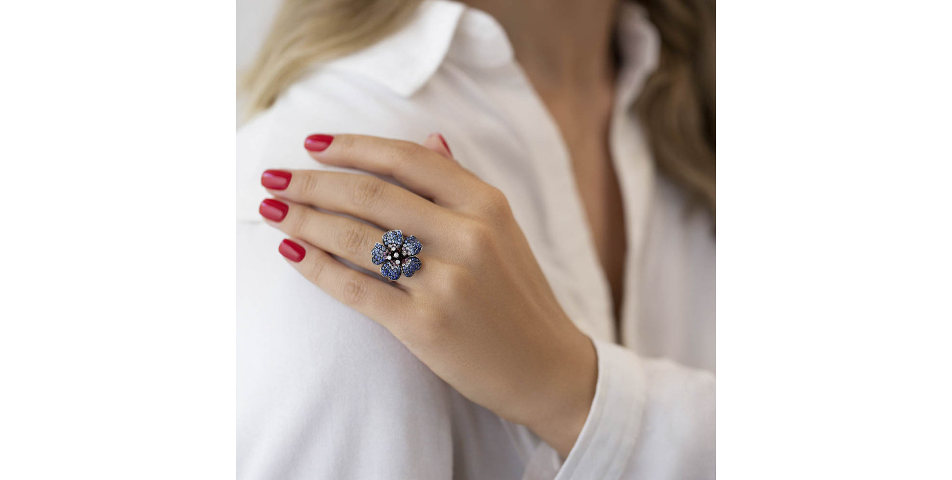 Diamond ring with Sapphire Carlie