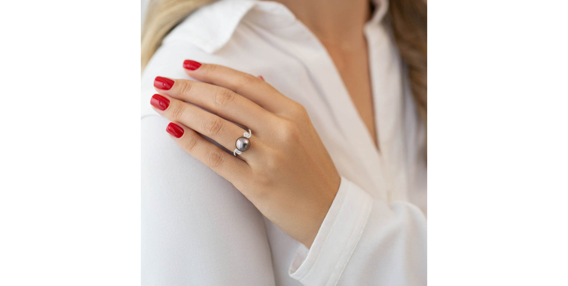 Diamond ring with Pearl Inayah