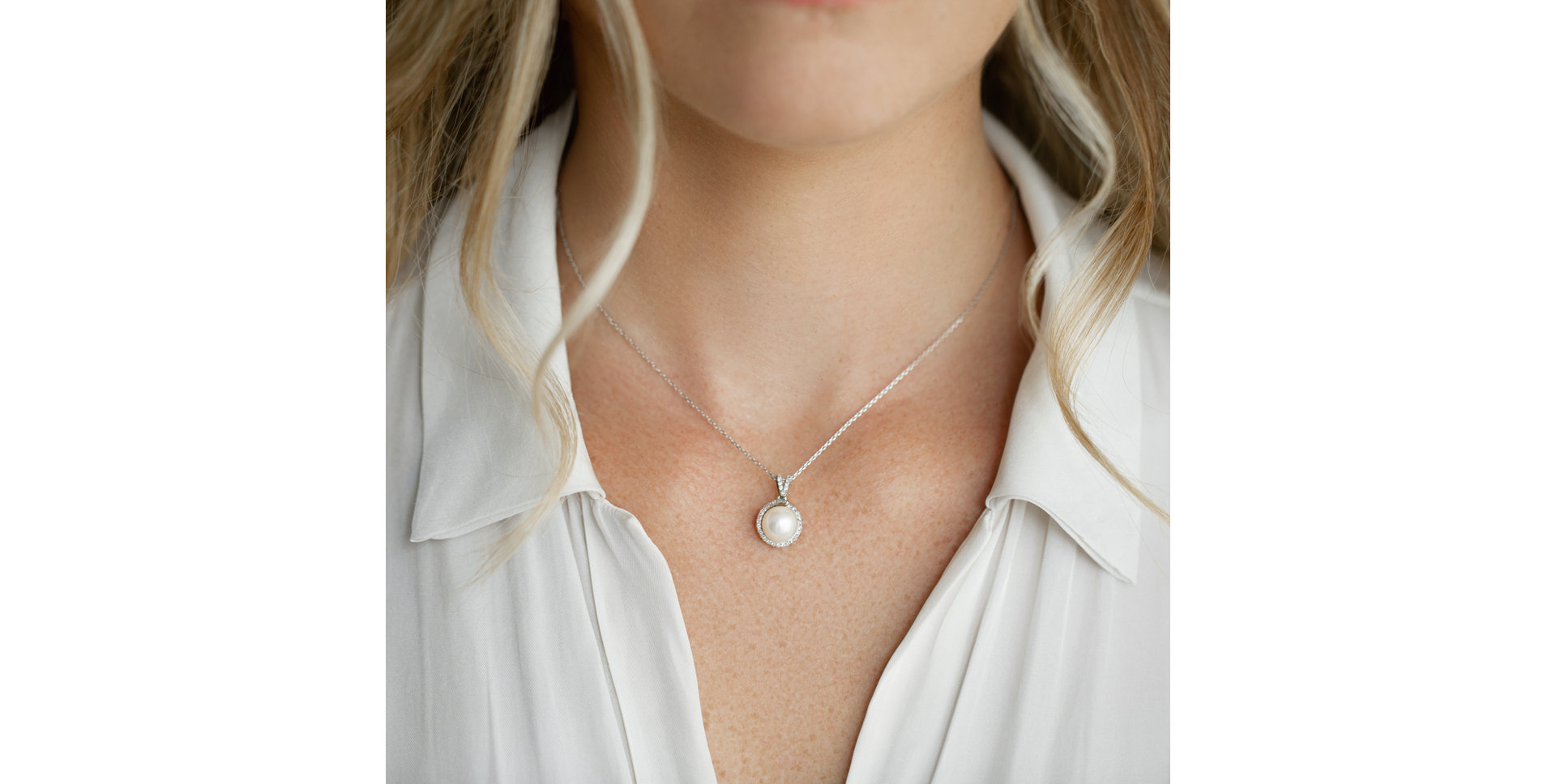 Diamond pendant with Pearl Miraculous Ocean