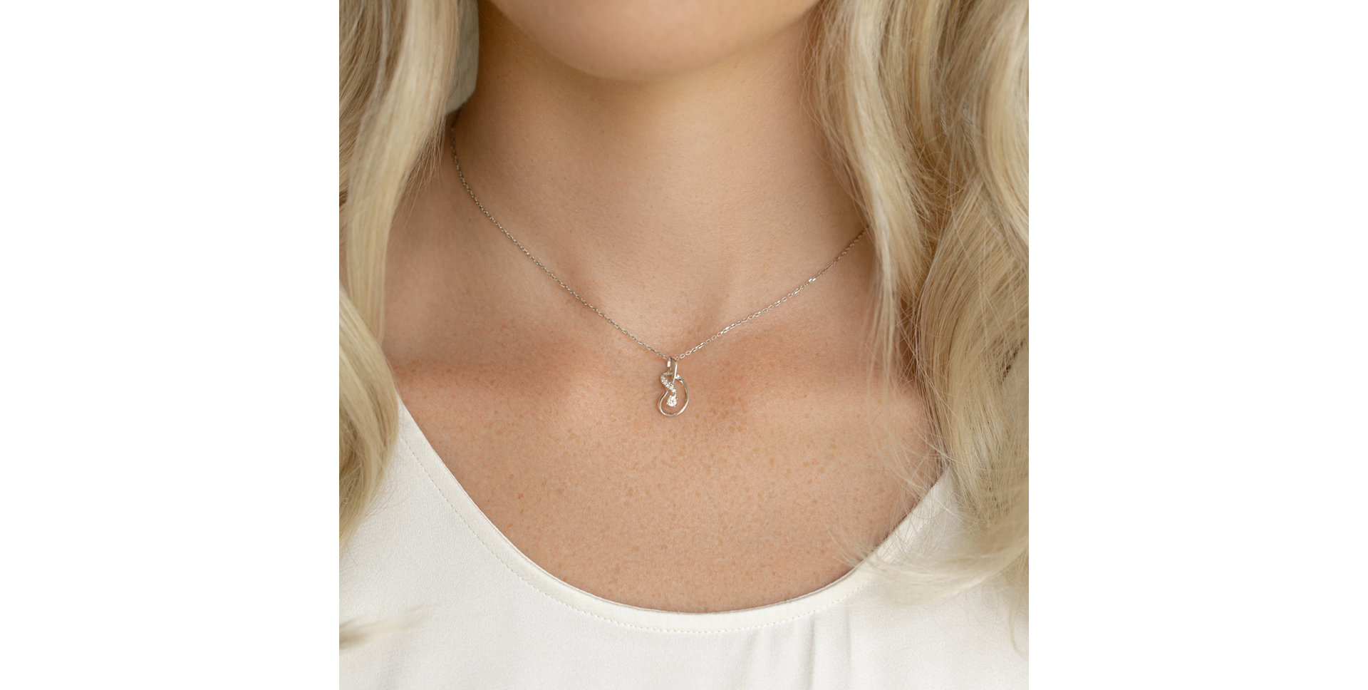 Diamond pendant Capella
