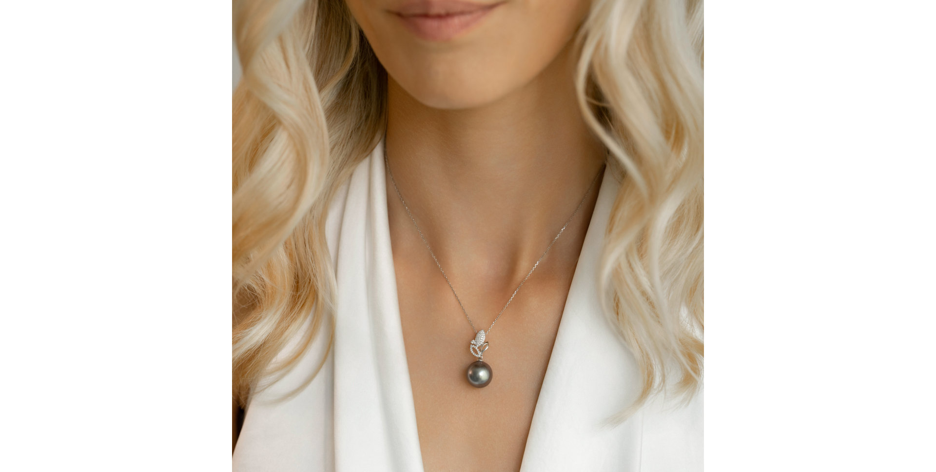 Diamond pendant with Pearl Taniareia