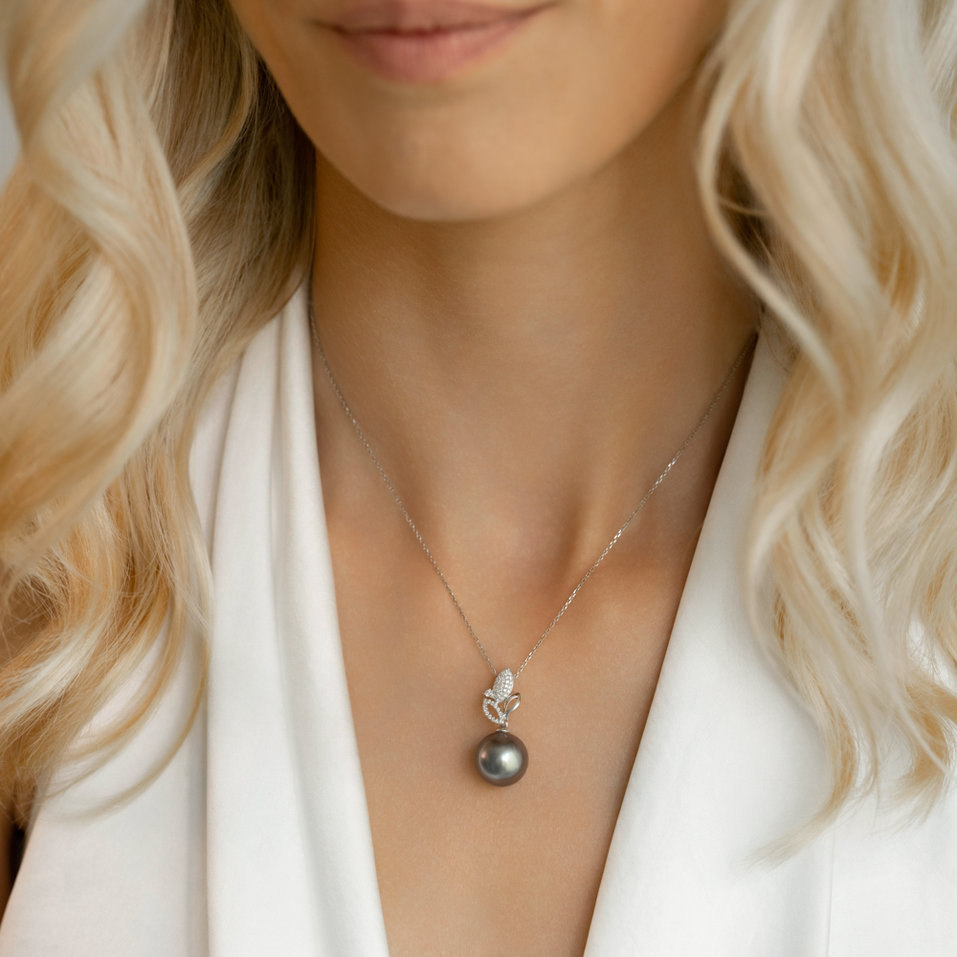 Diamond pendant with Pearl Taniareia