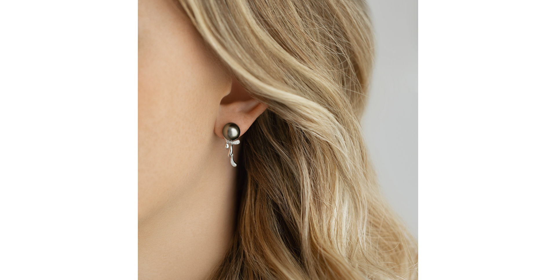 Diamond earrings with Pearl Eligio