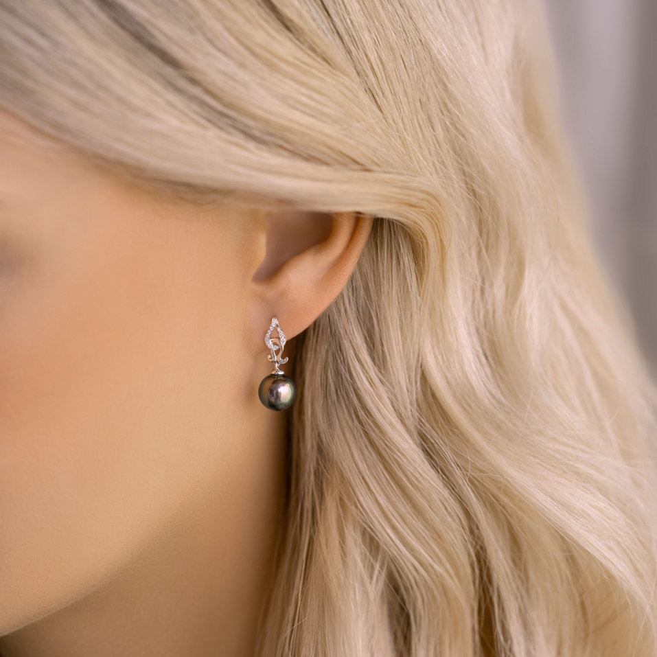 Diamond earrings with Pearl Neptunian Secret