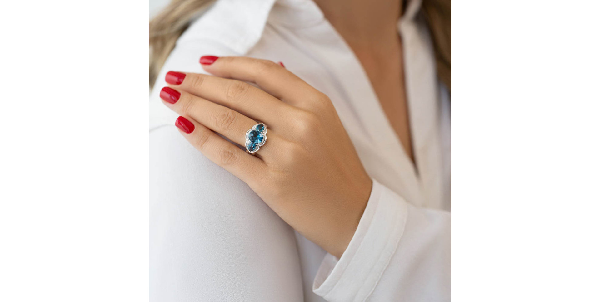 Diamond ring with Topaz Ocean Gentility