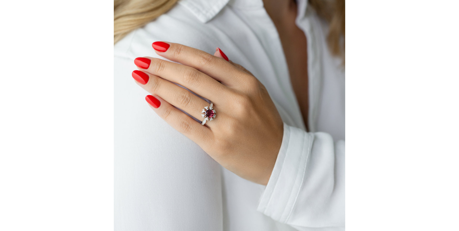 Diamond ring with Tourmalíne Passion Gentility