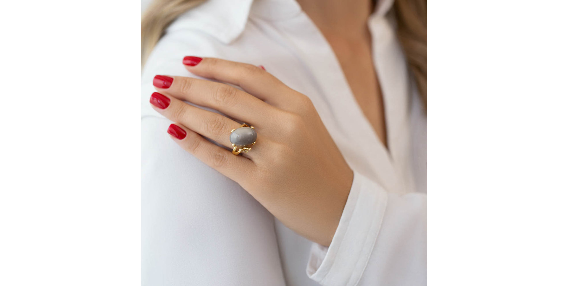 Ring with Moonstone and diamonds Romantic Desire