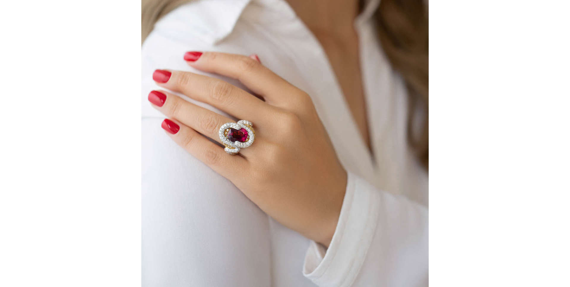 Ring with brown and white diamonds and Tourmalíne Venus Charm