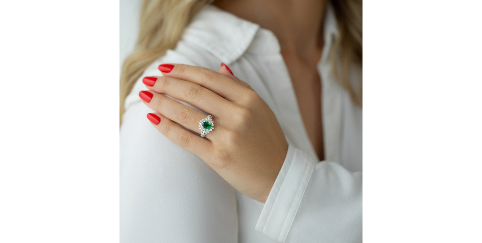Diamond ring with Emerald Green Cabinet