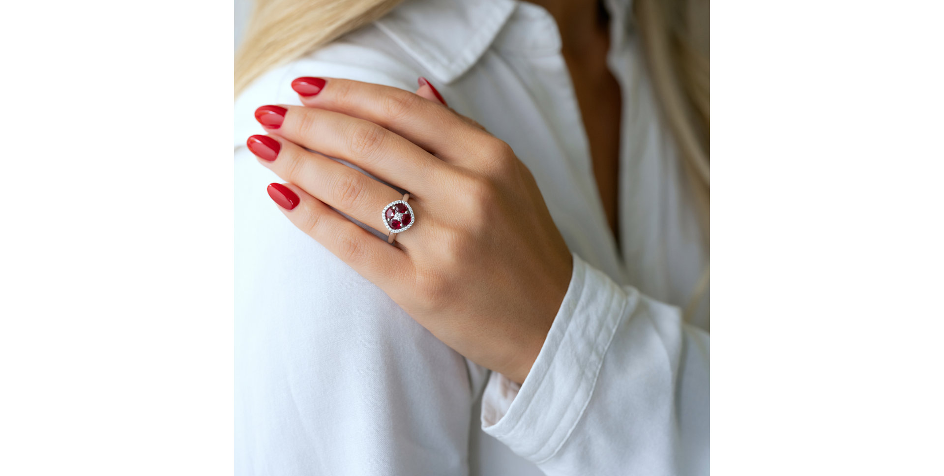 Diamond ring with Sapphire Coraline