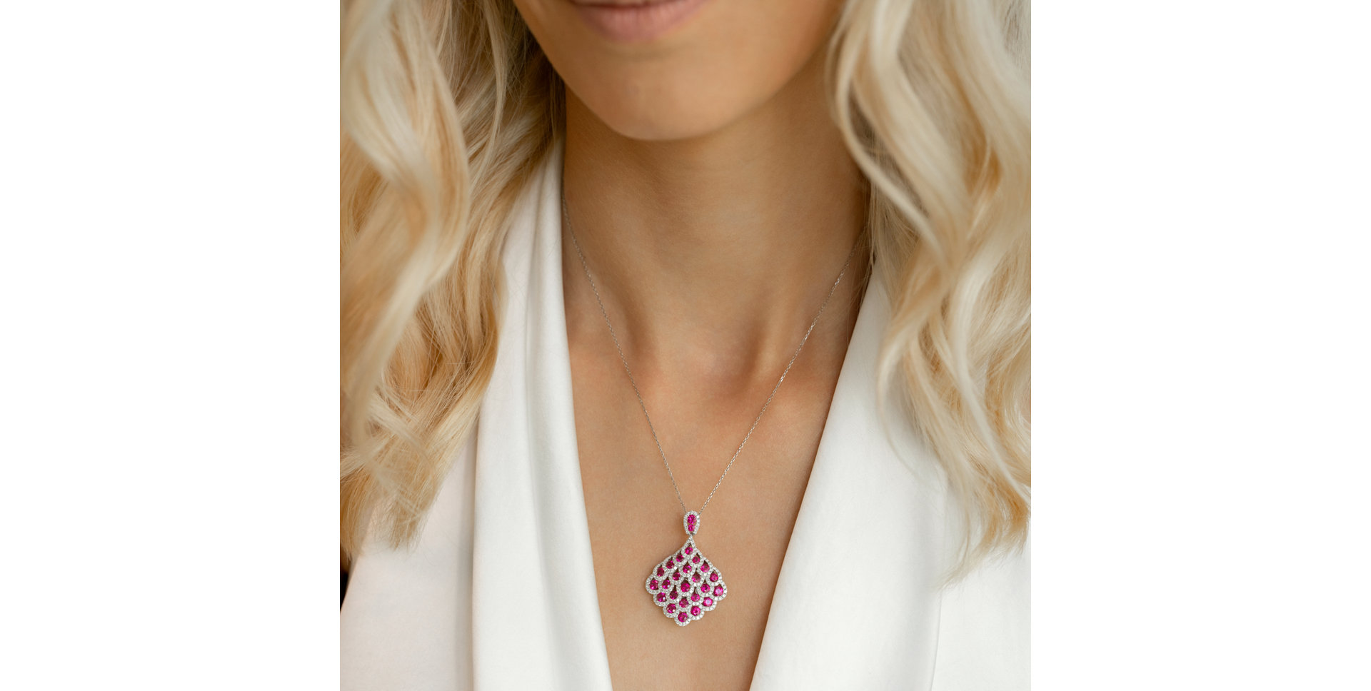 Diamond pendant with Ruby Ivette