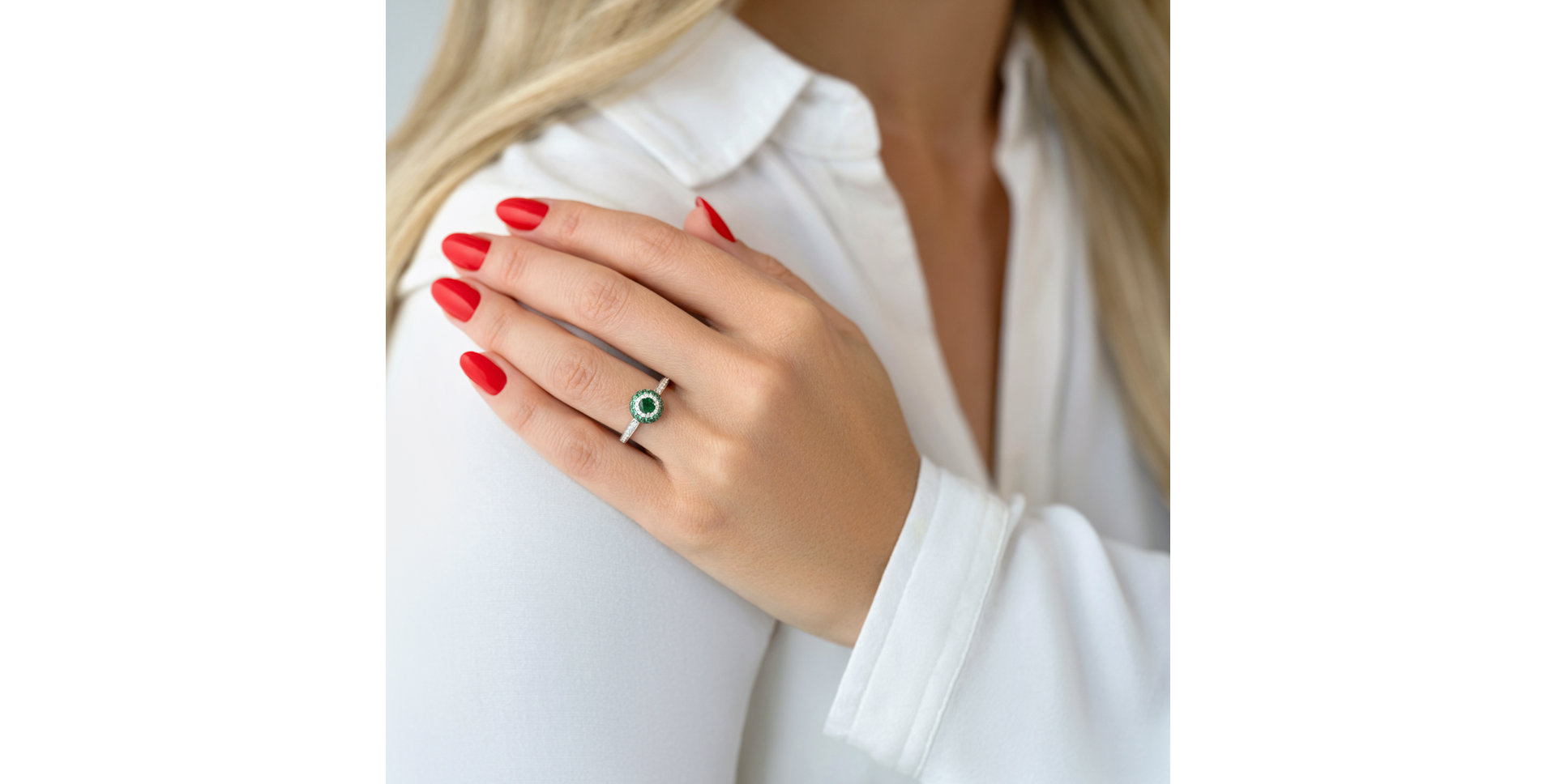 Diamond ring with Emerald Heavenly Elegance