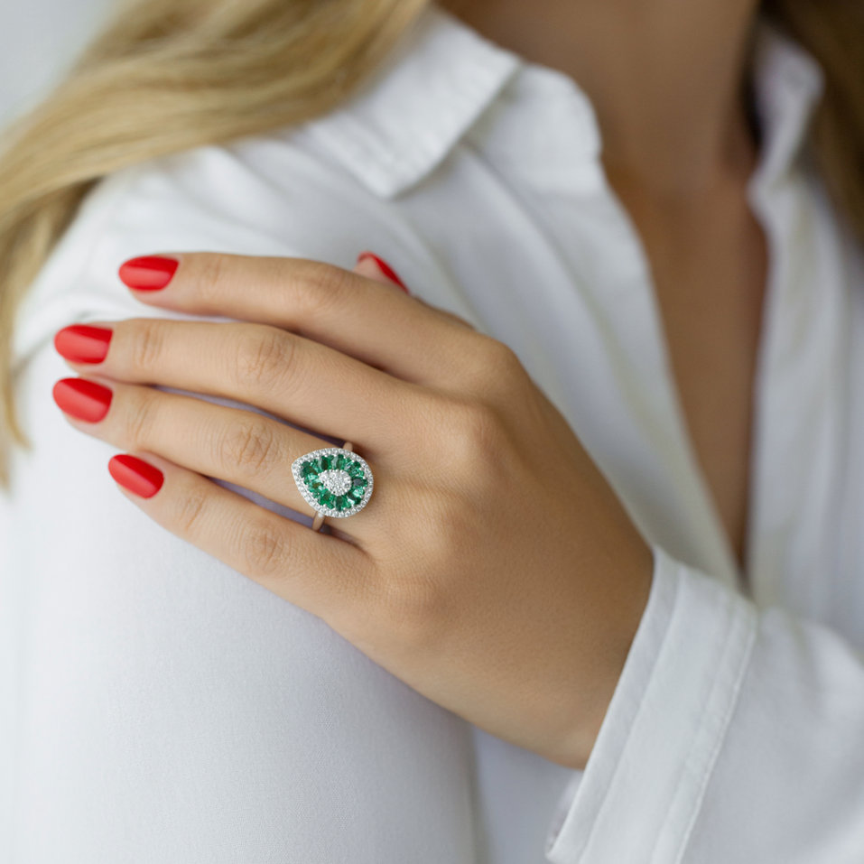 Diamond ring with Emerald Jongvale