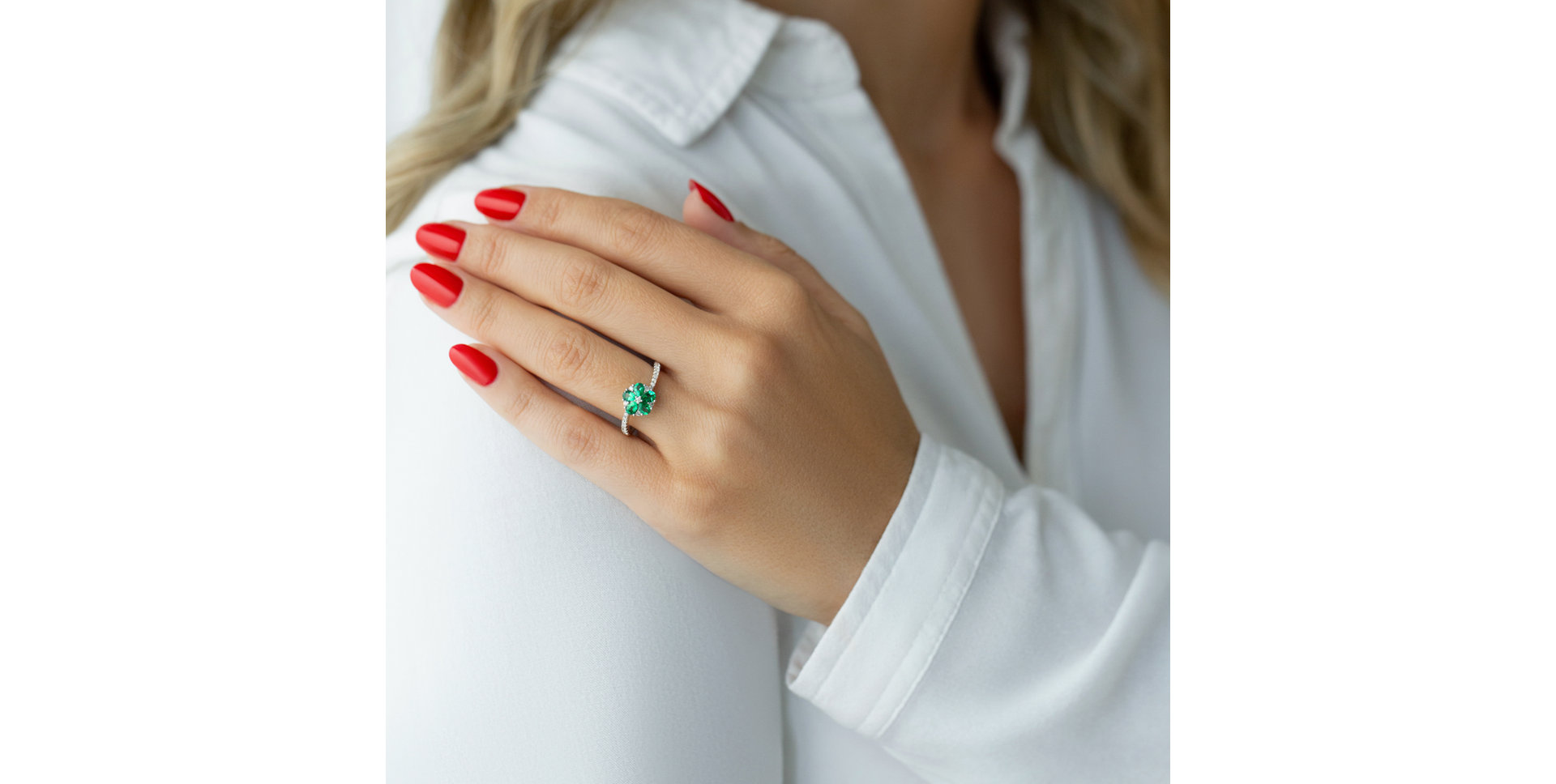 Diamond ring with Emerald Magic Daisy