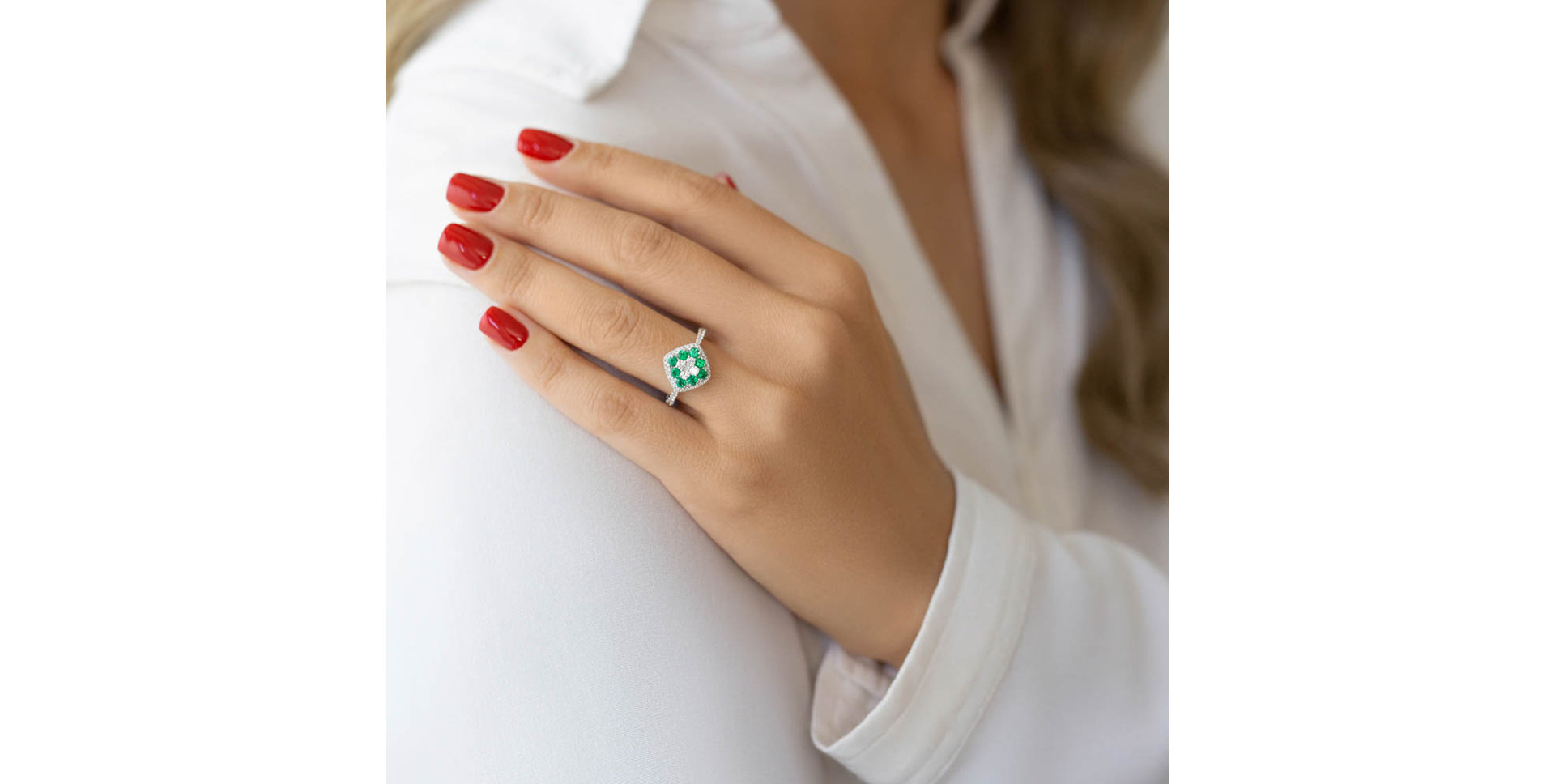 Diamond ring with Emerald Bleckbell