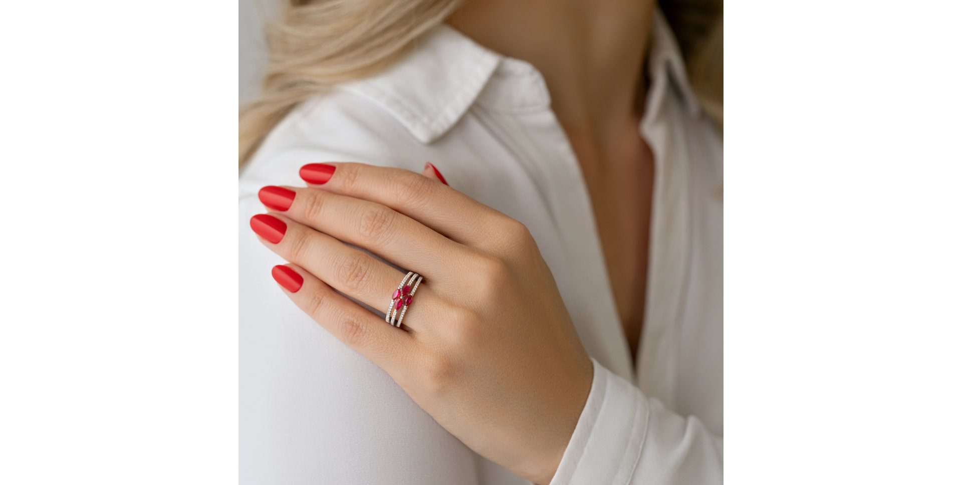Diamond ring with Ruby Caroline