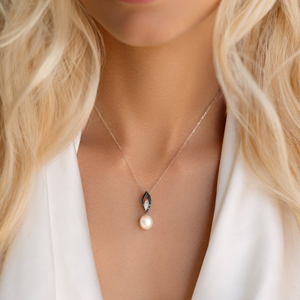 Pendant with black and white diamonds and Pearl Selkie