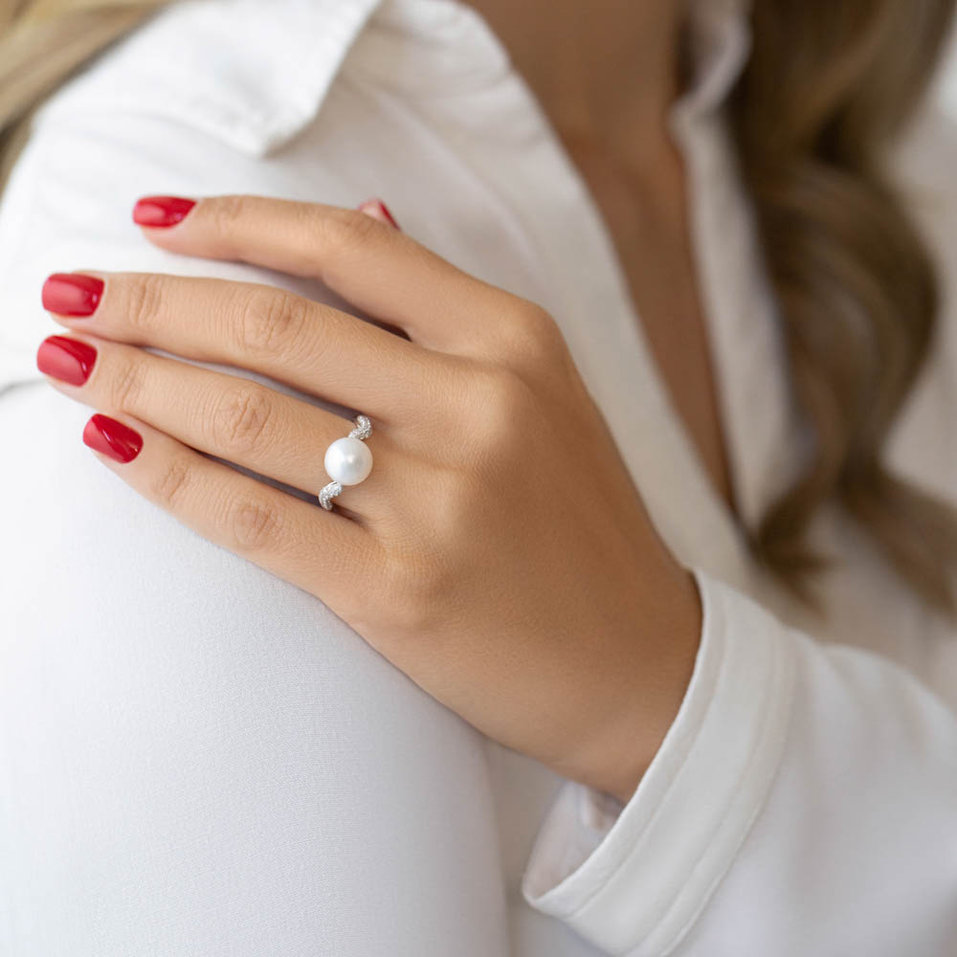 Diamond ring with Pearl Purity of Water