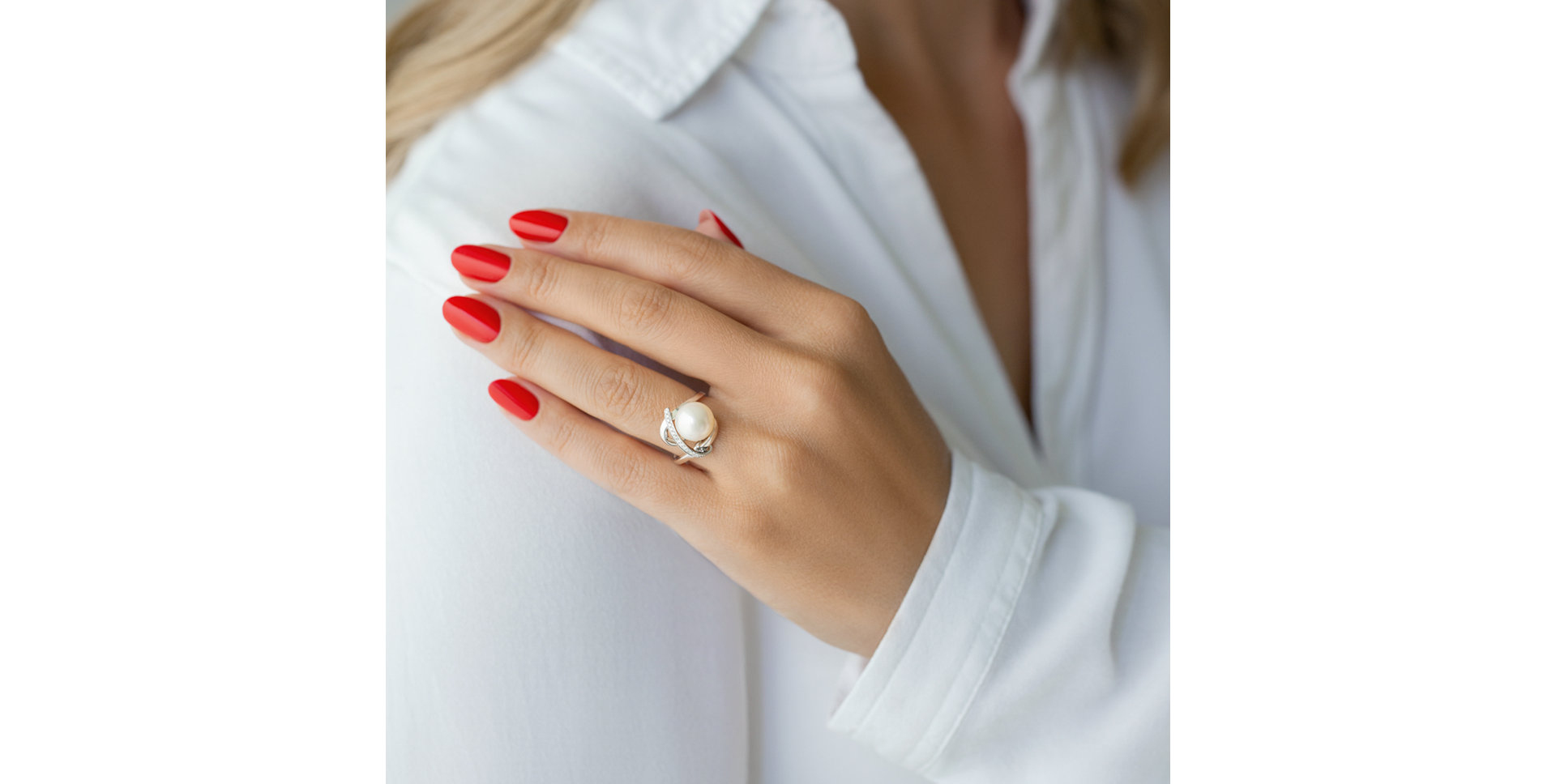 Diamond ring with Pearl Dark Secret