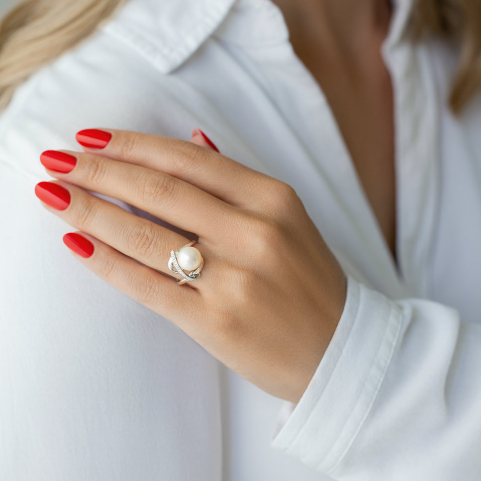 Diamond ring with Pearl Dark Secret