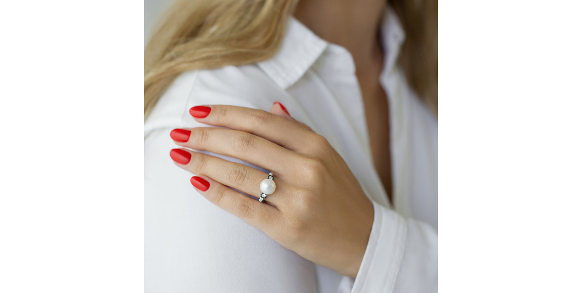 Ring with black and white diamonds and Pearl Underwater Discovery