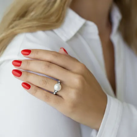 Ring with black and white diamonds and Pearl Underwater Discovery