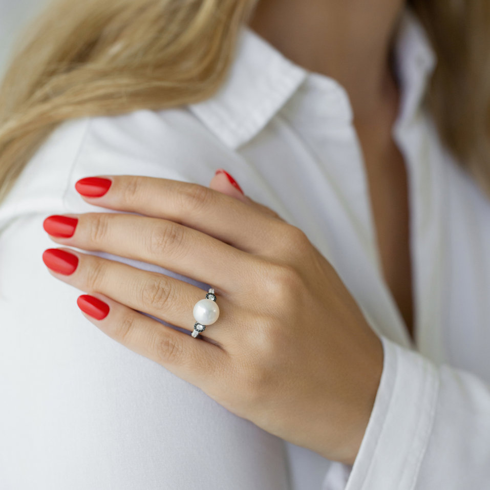 Ring with black and white diamonds and Pearl Underwater Discovery