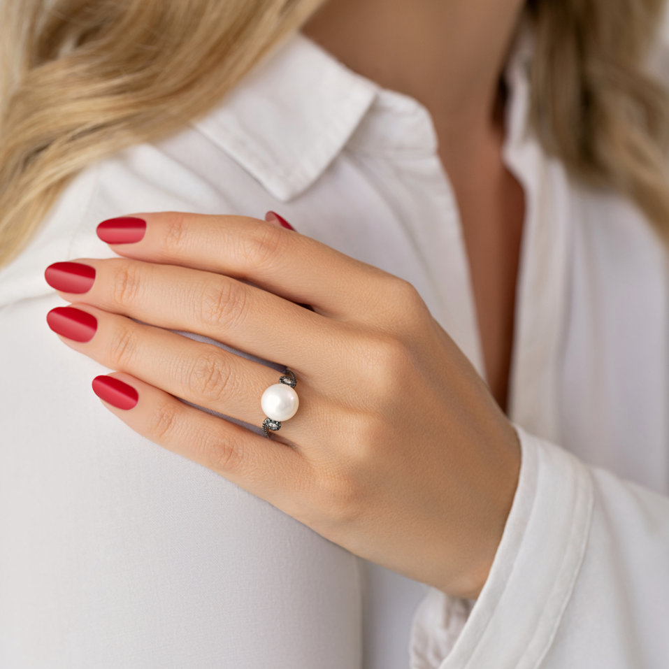 Ring with black and white diamonds and Pearl Oceanus Grace
