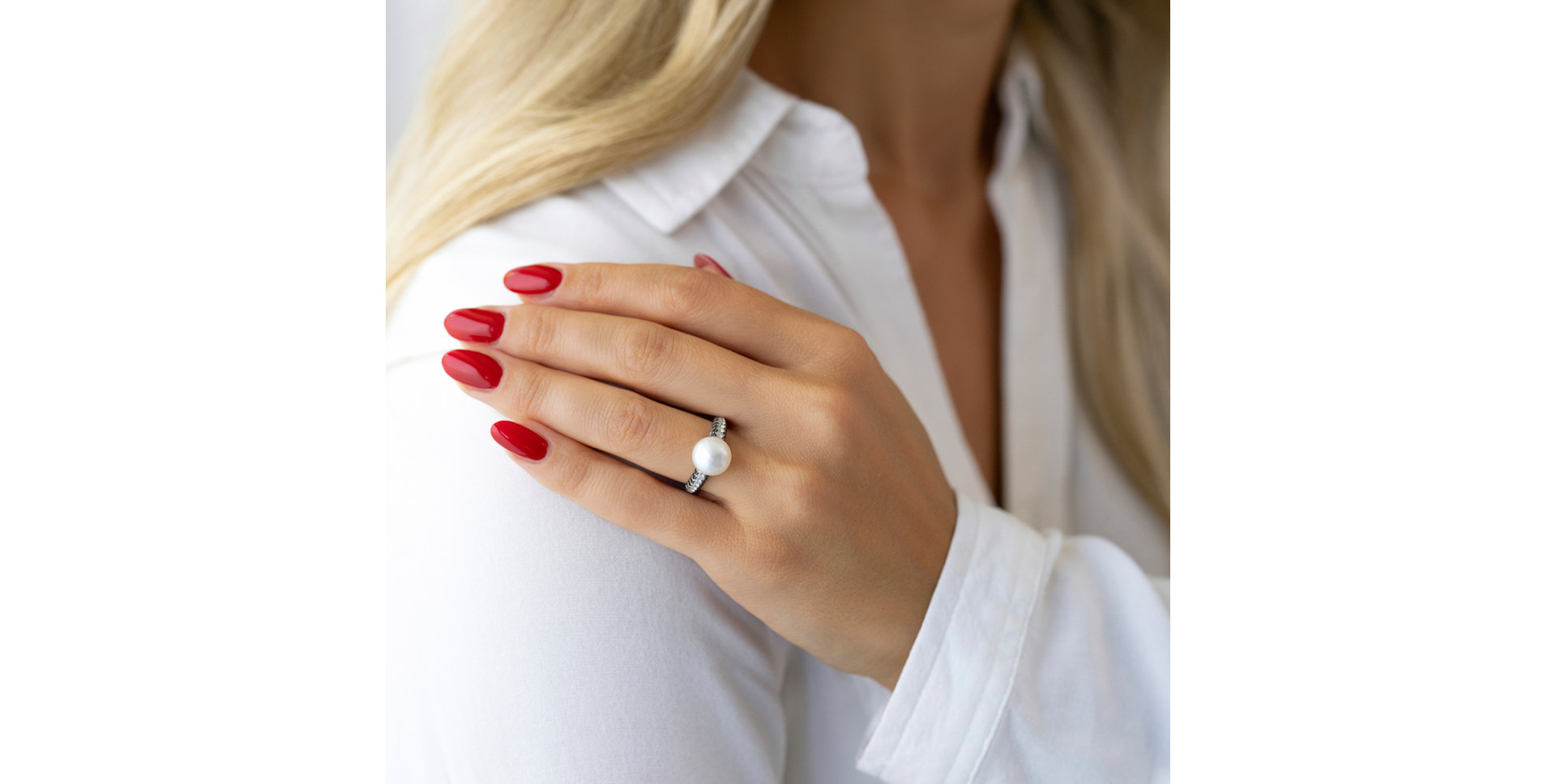 Ring with black diamonds and Pearl Mary
