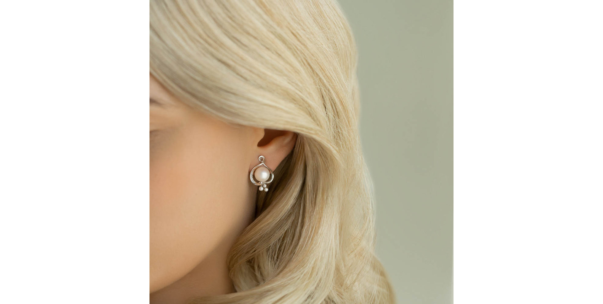 Diamond earrings with Pearl White Secret