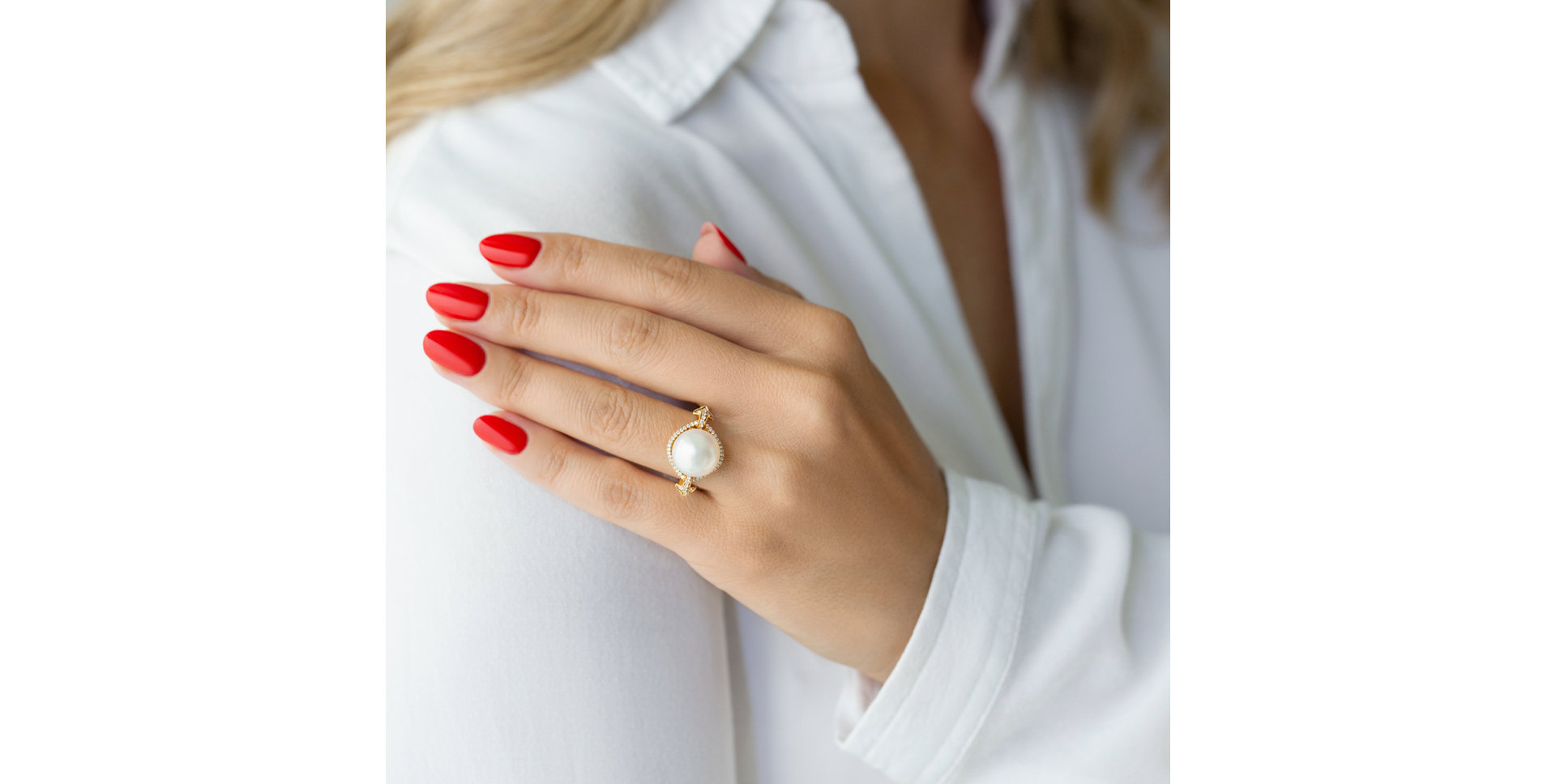 Diamond ring with Pearl Madame Tusaud