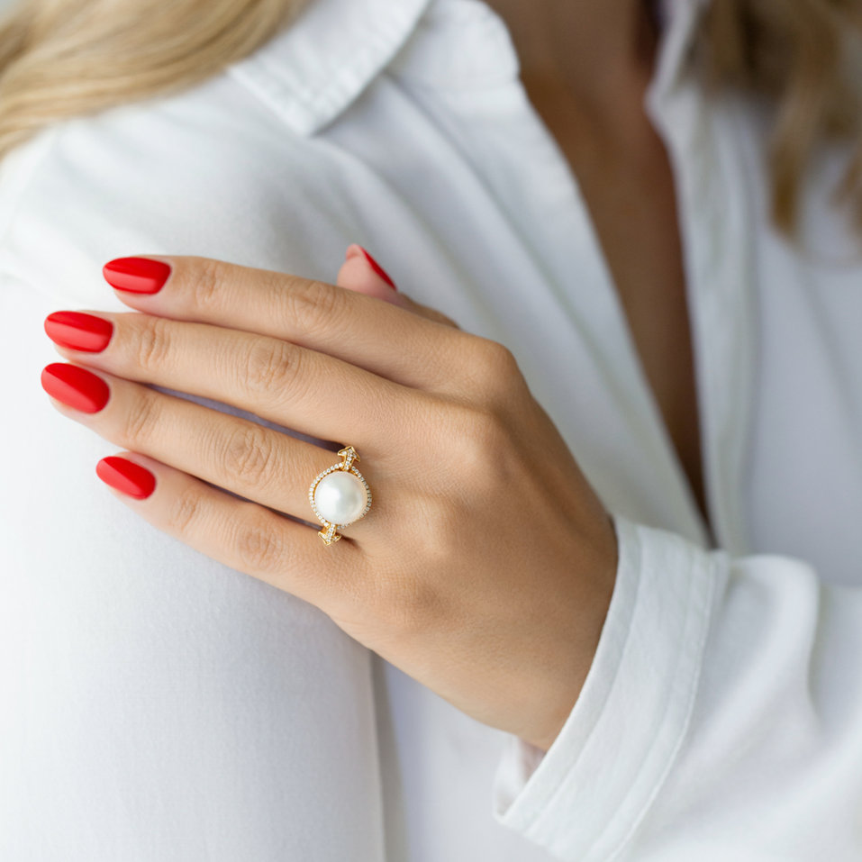 Diamond ring with Pearl Madame Tusaud