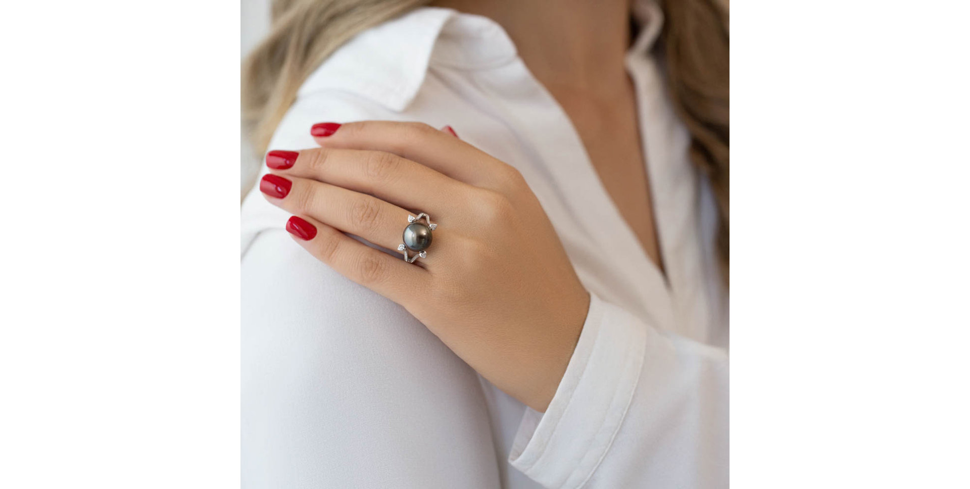 Diamond ring with Pearl Black Treasure