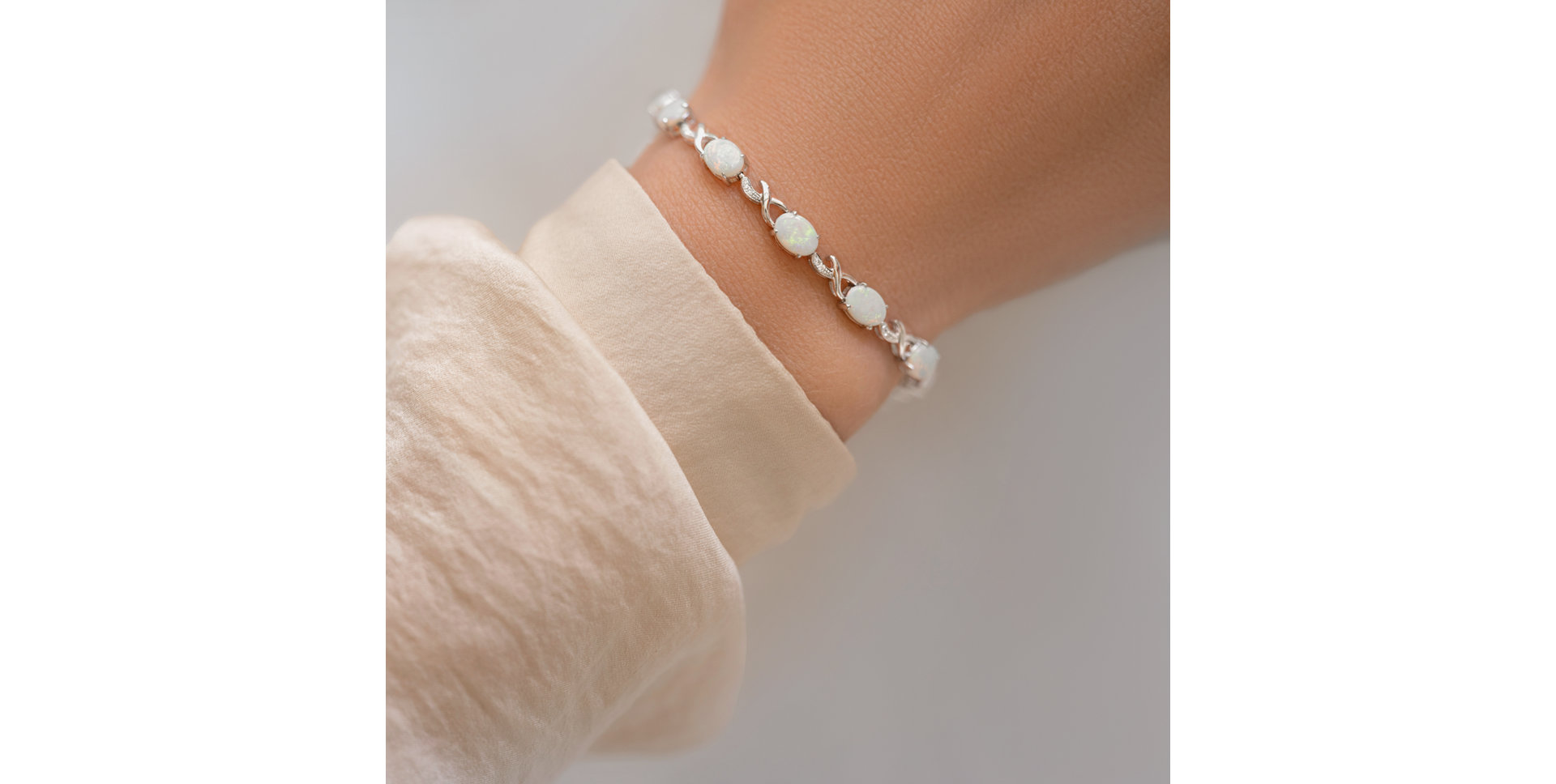 Diamond bracelet with Opal Timeless Elegance