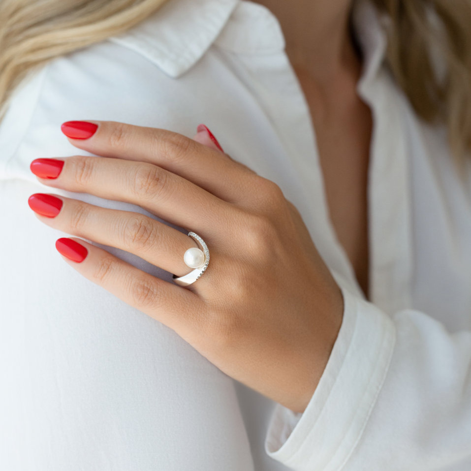 Diamond ring with Pearl Queen of Pearl