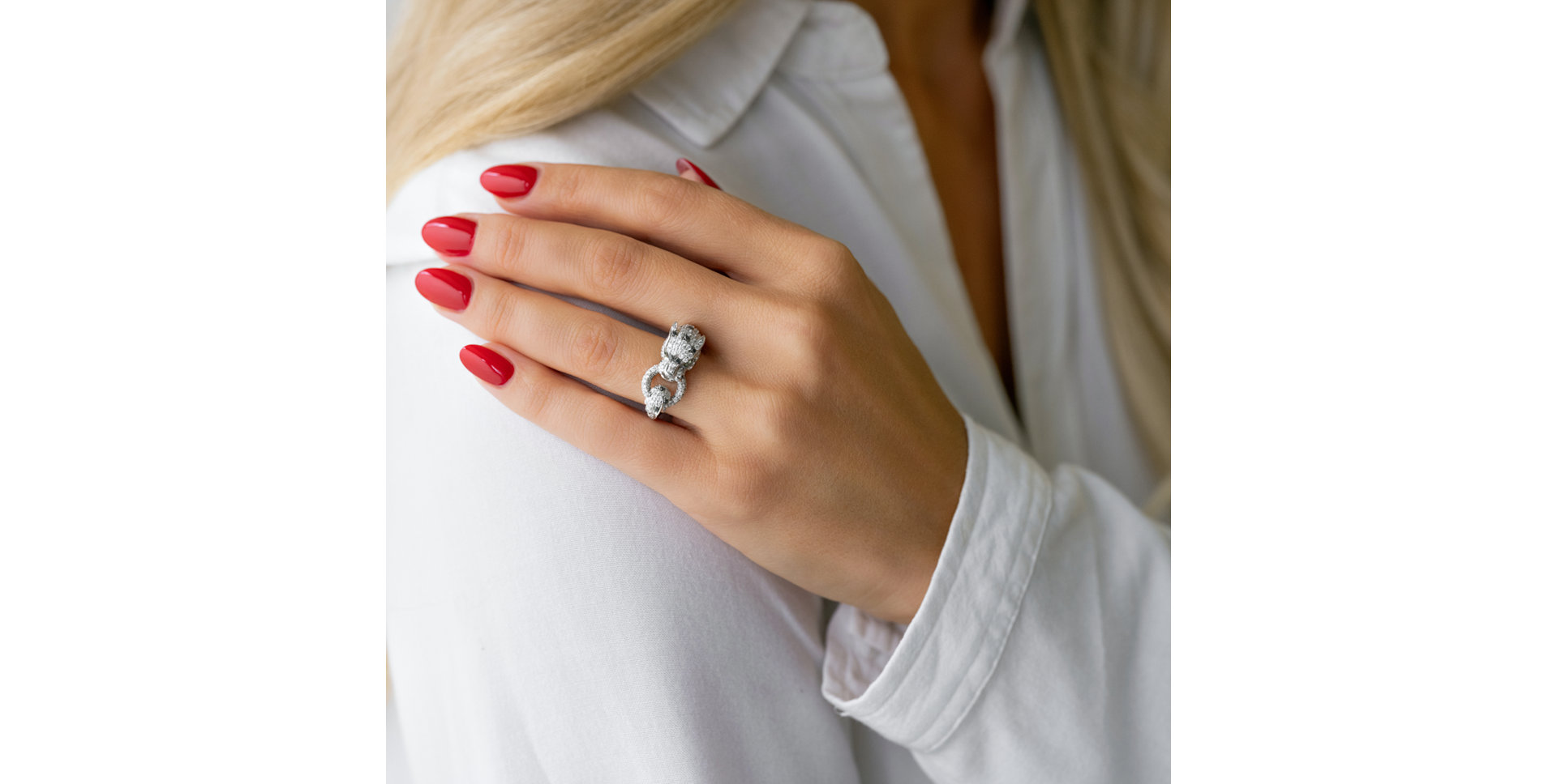 Ring with black and white diamonds and Garnet Magique Fauve