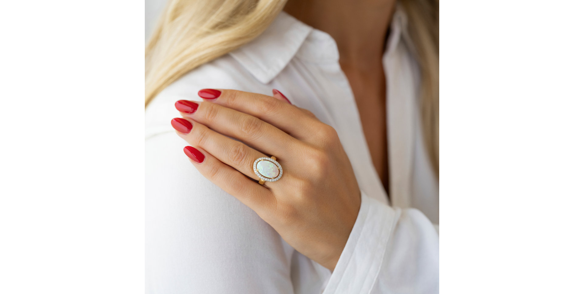 Diamond ring with Opal Mali