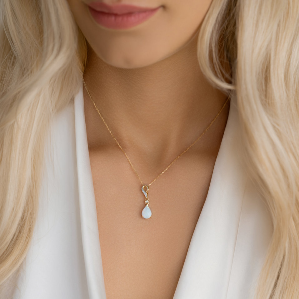 Diamond pendant with Opal Perfect Disposition