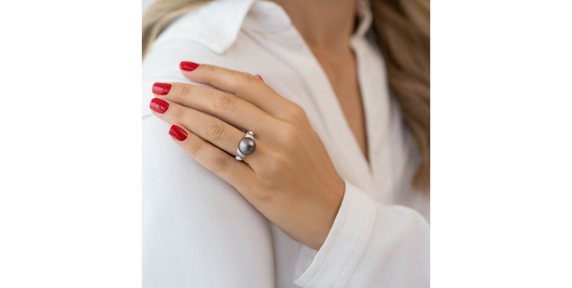 Diamond ring with Pearl Mermaid Song