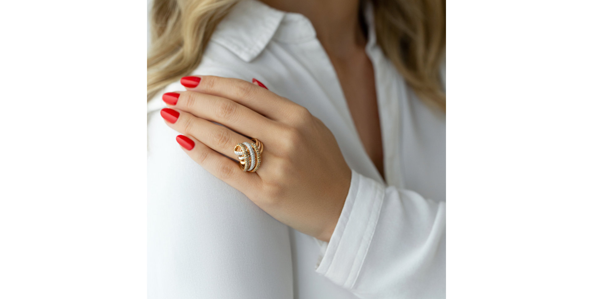 Ring with brown and white diamonds Las Vegas Queen