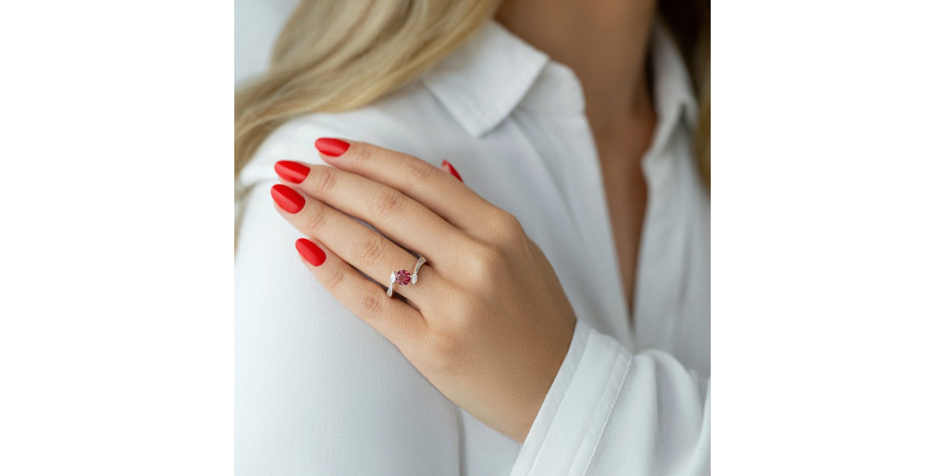Diamond ring with Tourmalíne Red Comet