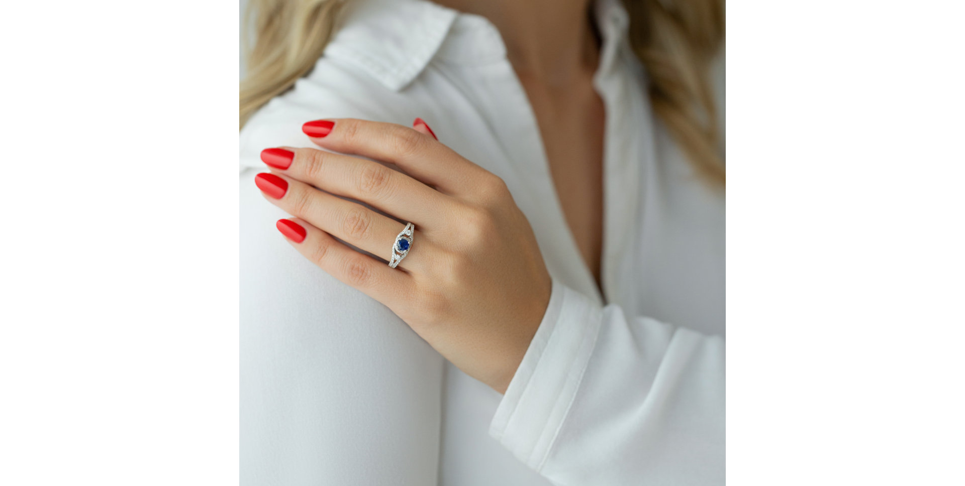 Diamond ring with Emerald Merci