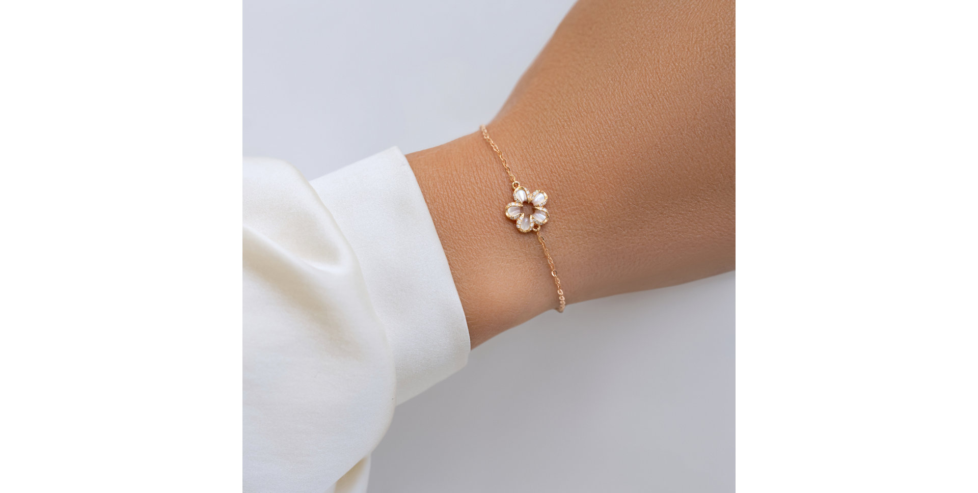 Diamond bracelet with Mother of Pearl Cupid Daisy