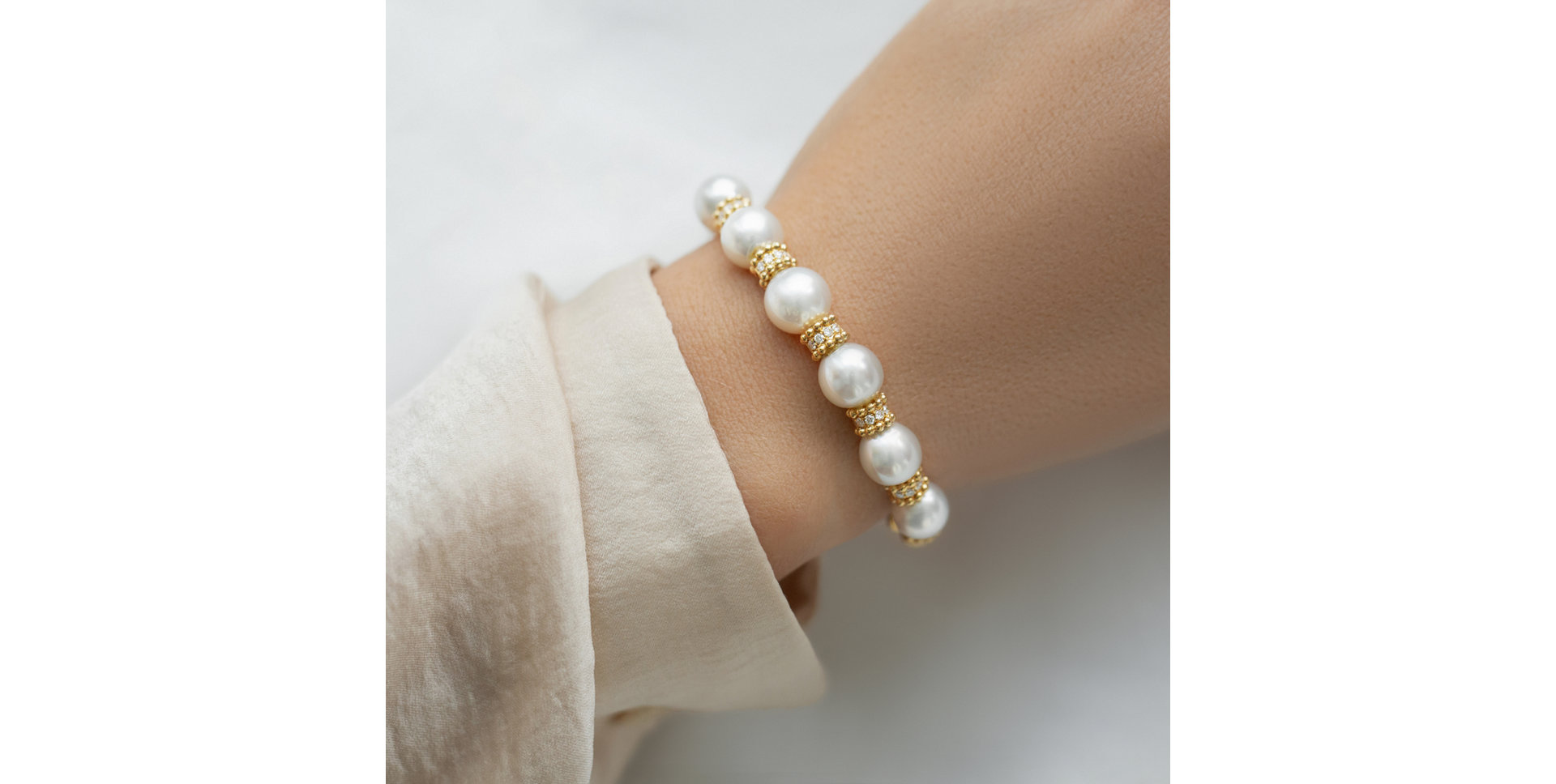 Diamond bracelet with Pearl Virgin Symphony